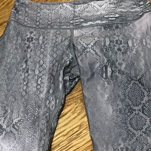 Chic Gray Snake Pattern Leggings